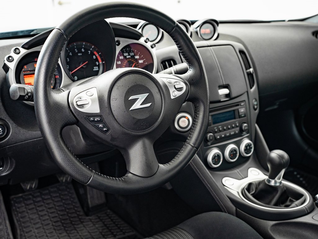 2017 Nissan 370Z Sport photo 4
