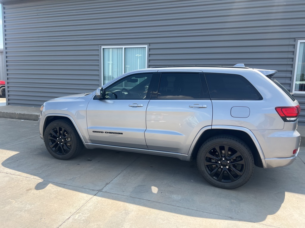 2020 Jeep Grand Cherokee Altitude photo 3