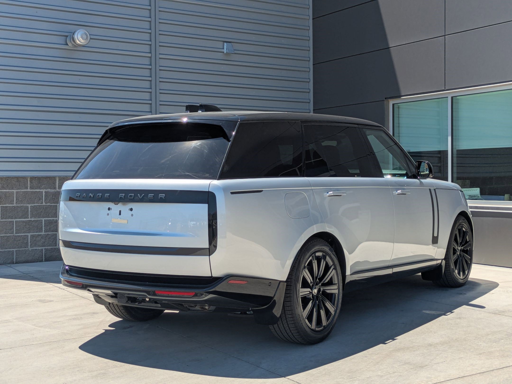 2025 Land Rover Range Rover SE photo 2