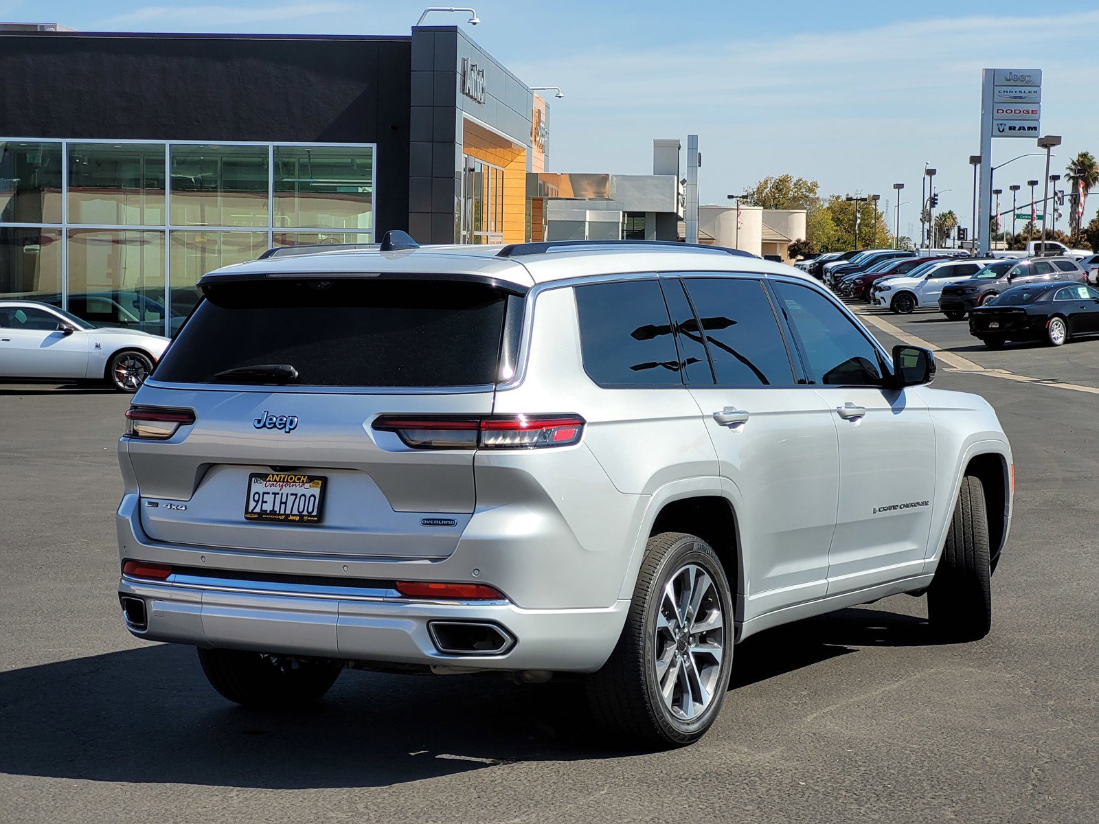 2023 Jeep Grand Cherokee Overland photo 4
