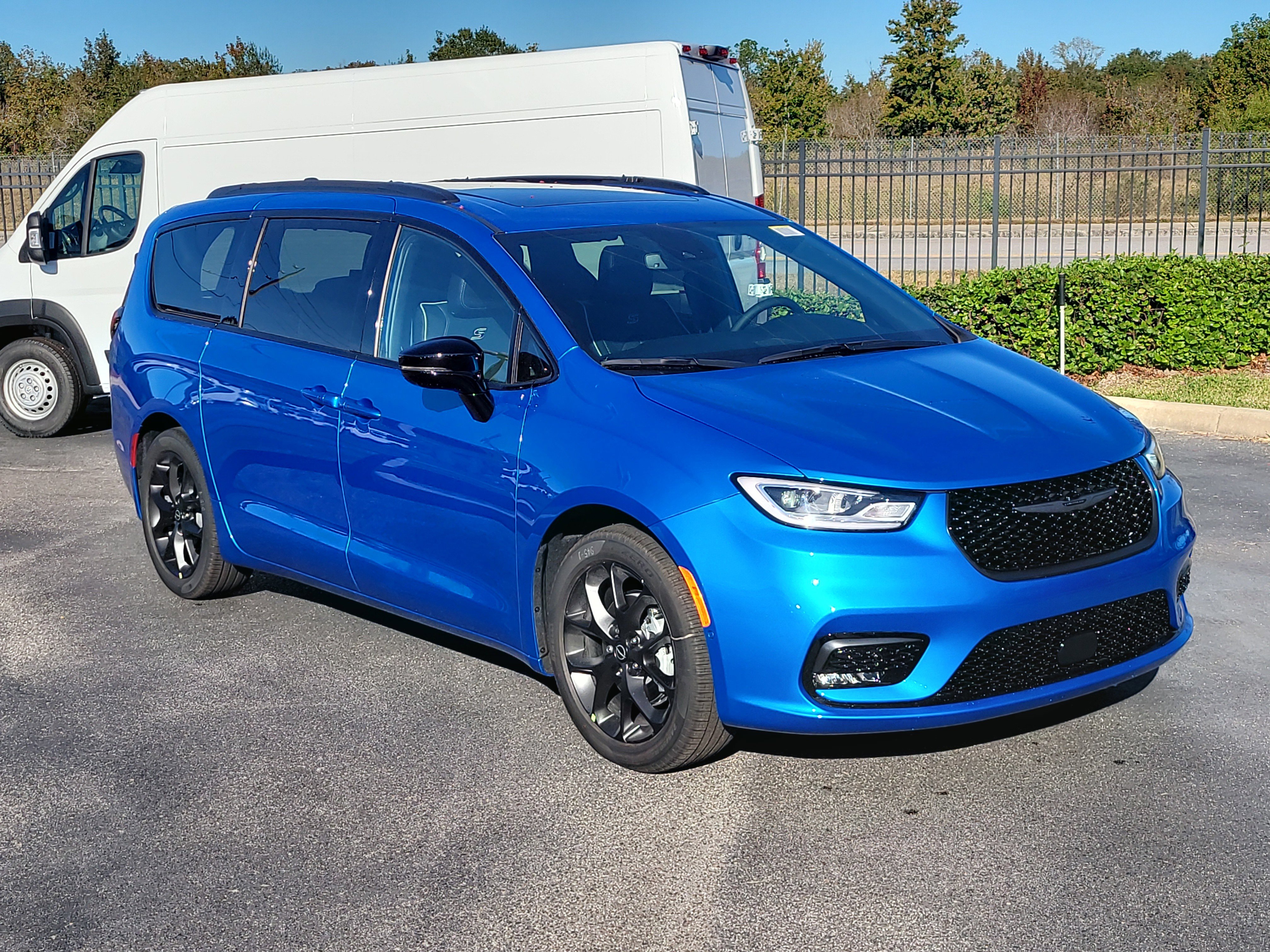 2026 Chrysler Pacifica Limited's photo