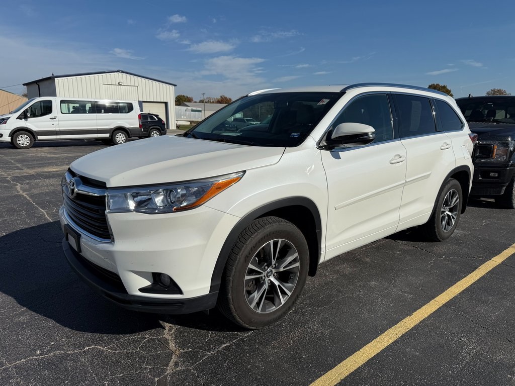Used 2016 Toyota Highlander XLE with VIN 5TDJKRFH2GS353038 for sale in Kansas City