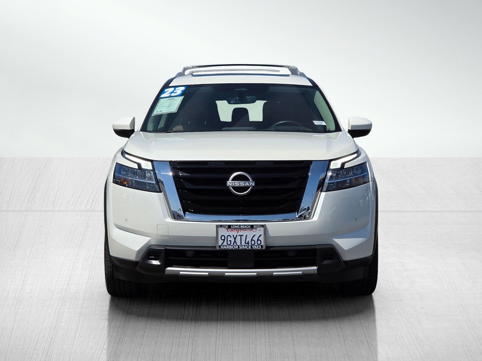 2023 Nissan Pathfinder Platinum photo 2