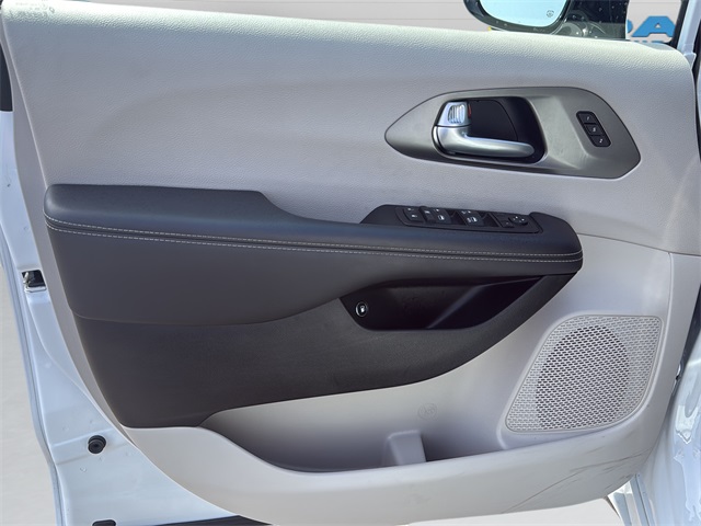 2024 Chrysler Pacifica Hybrid photo 15