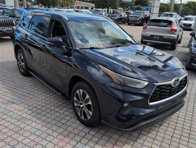 2022 Toyota Highlander XLE photo 2