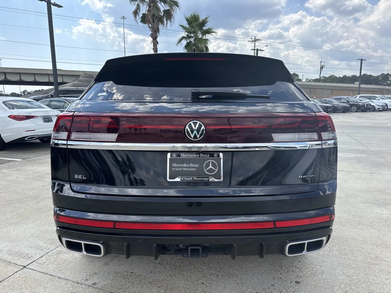 2024 Volkswagen Atlas Cross Sport SEL R-Line photo 5
