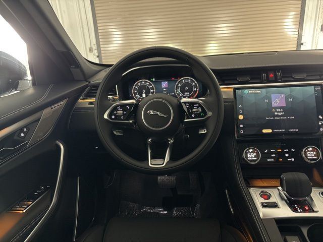 2025 Jaguar F-PACE P400 R-Dynamic S photo 22