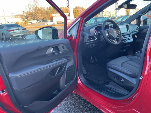 2025 Chrysler Pacifica photo 4