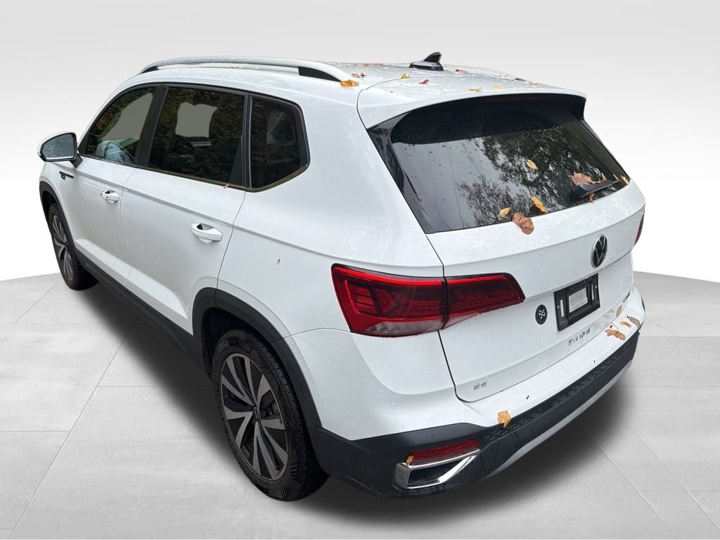 2022 Volkswagen Taos SE photo 3