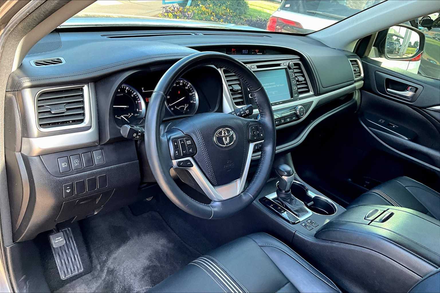 2017 Toyota Highlander SE photo 15