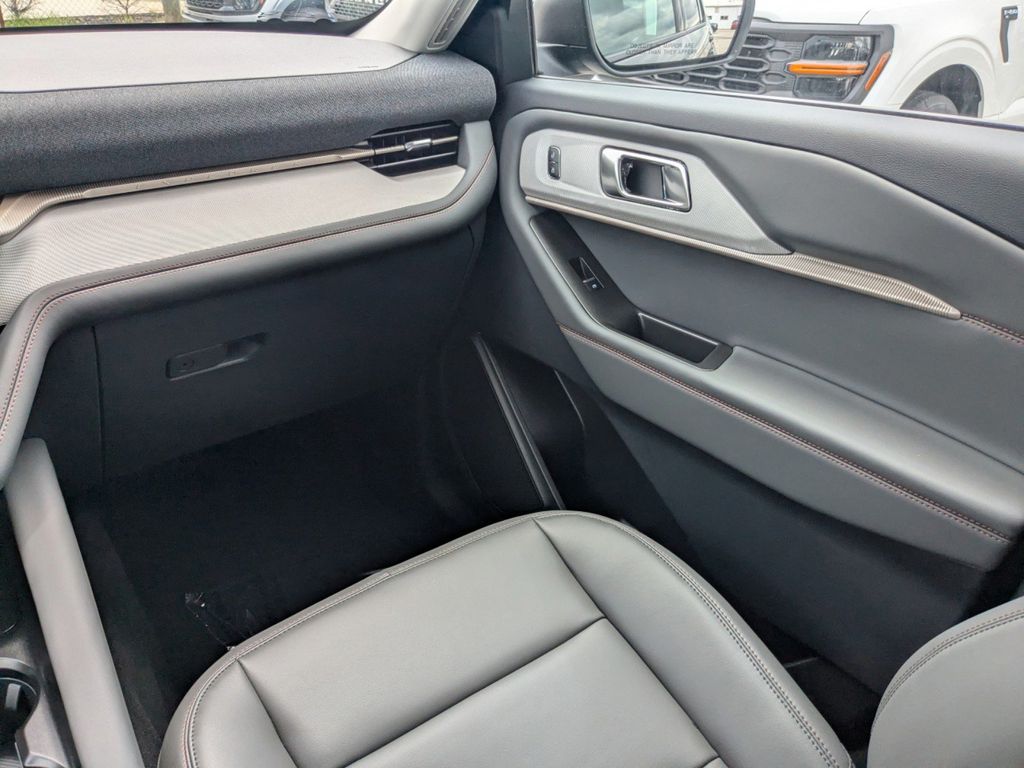 2025 Ford Explorer photo 10
