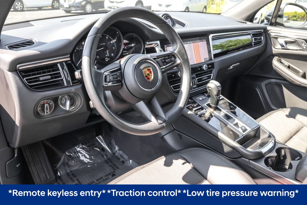 2023 Porsche Macan Base photo 2