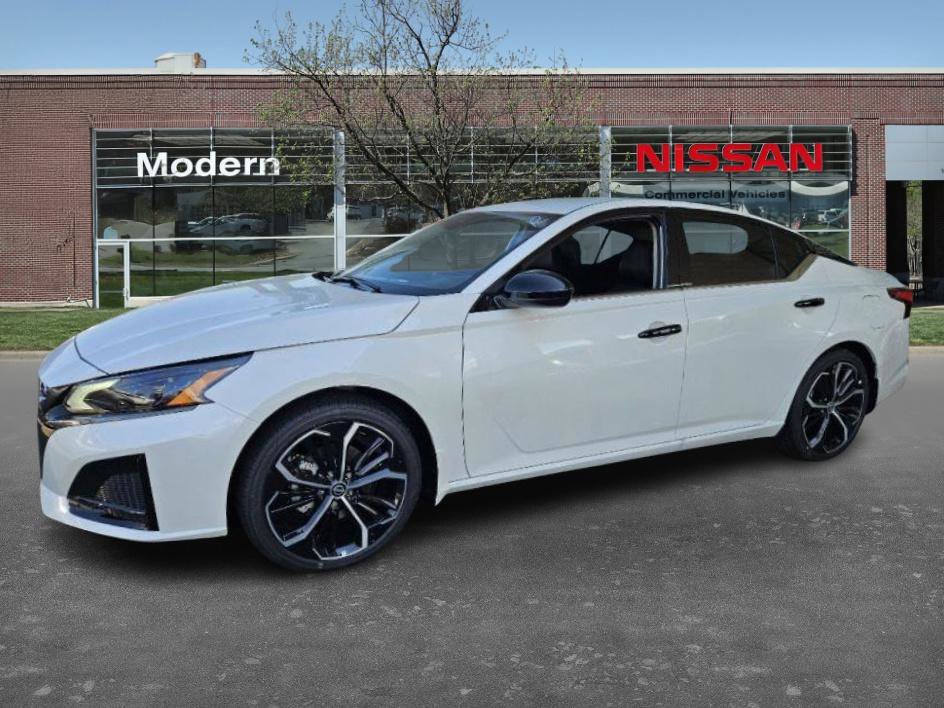 2025 Nissan Altima SR's photo