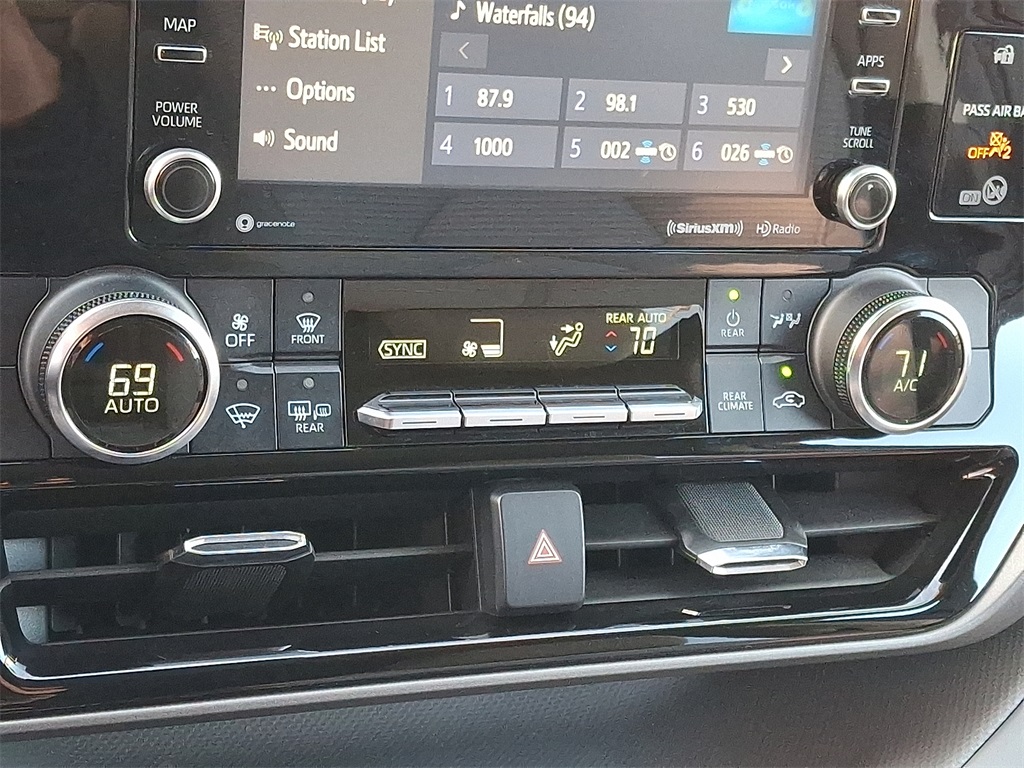 2022 Toyota Highlander Hybrid LE photo 18