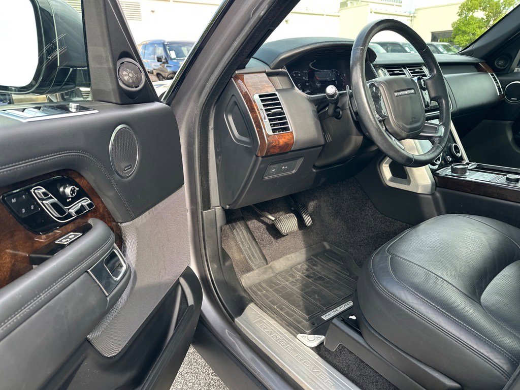 2020 Land Rover Range Rover HSE photo 9