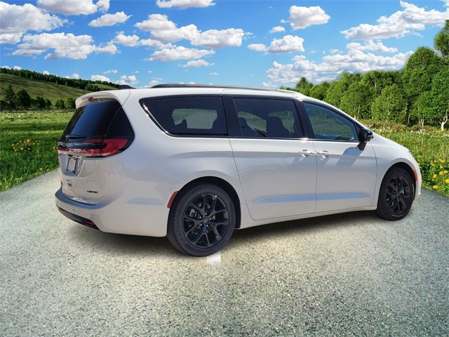 2026 Chrysler Pacifica Limited photo 3