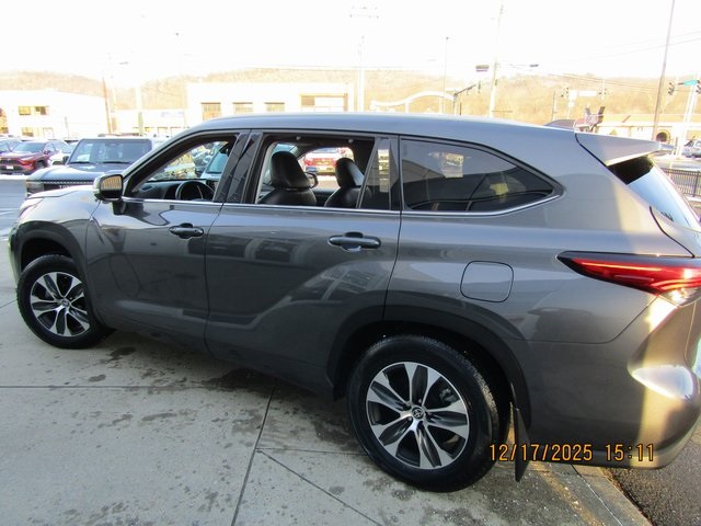 Image of Pre-Owned 2022 Toyota Highlander XLE 4D Sport Utility AWD