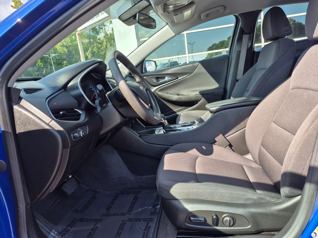 2023 Chevrolet Malibu 1LT photo 2