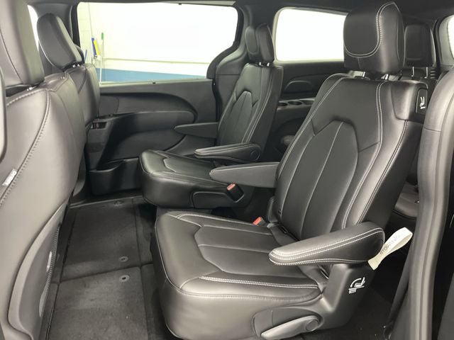 2025 Chrysler Pacifica photo 25
