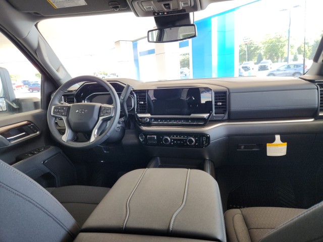 2025 Chevrolet Silverado 2500HD LT photo 2