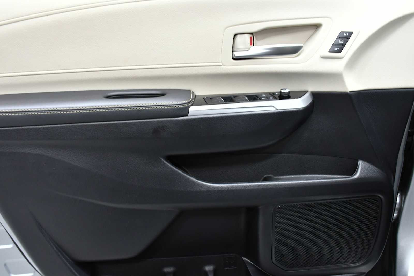 2025 Toyota Sienna Platinum photo 13