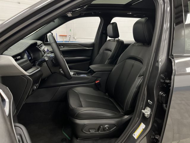 2025 Jeep Grand Cherokee Limited photo 3