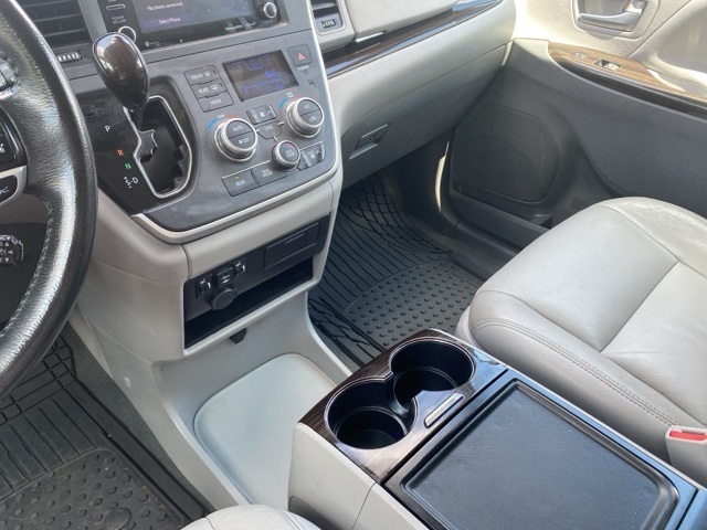2020 Toyota Sienna XLE photo 26