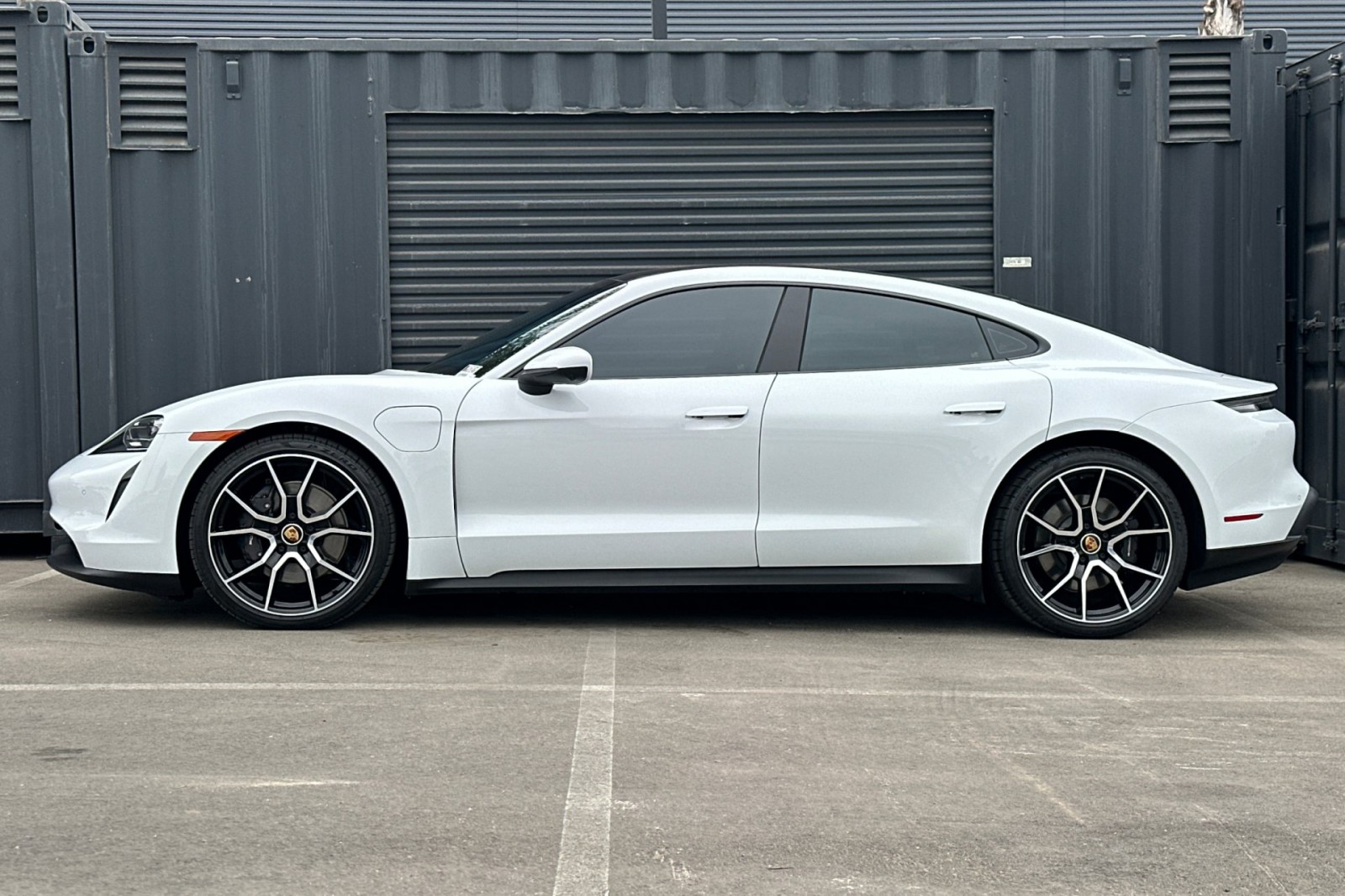 2023 Porsche Taycan photo 3