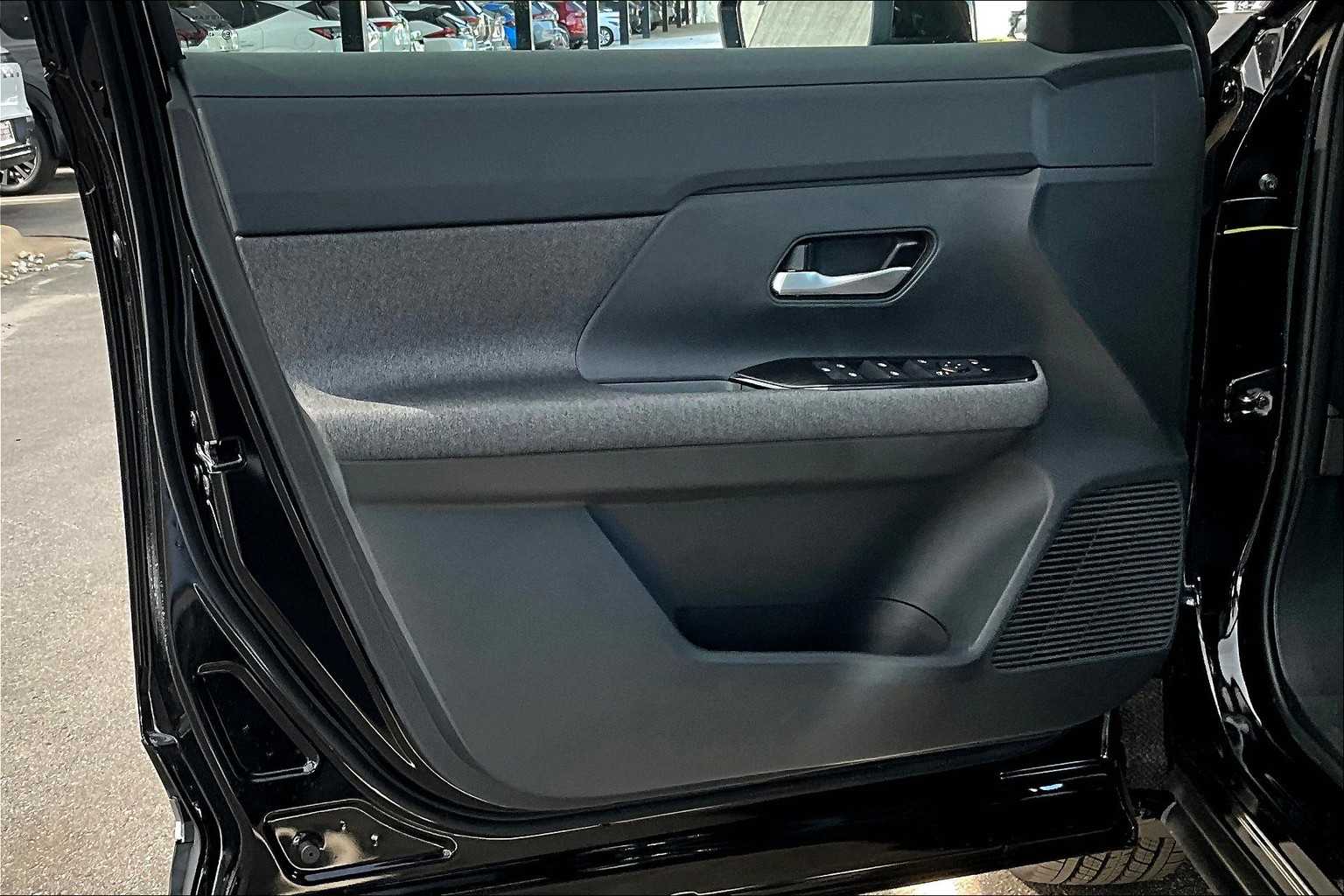 2025 Nissan Kicks SV photo 9