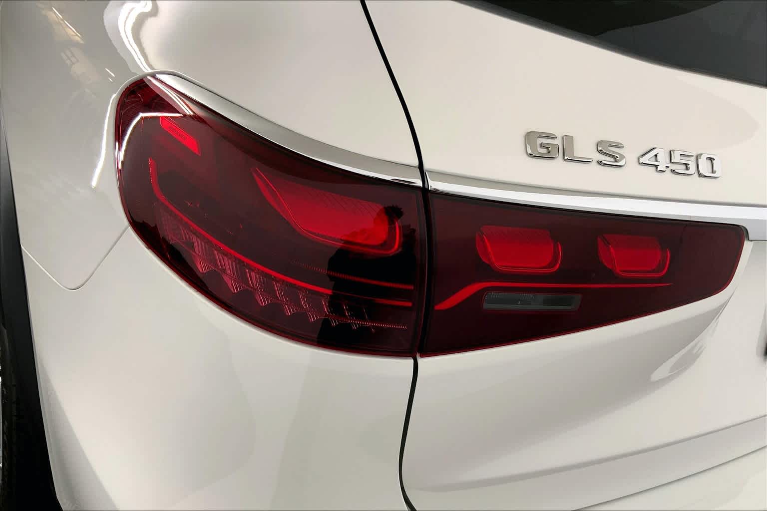 2025 Mercedes Benz GLS 450 4MATIC photo 3