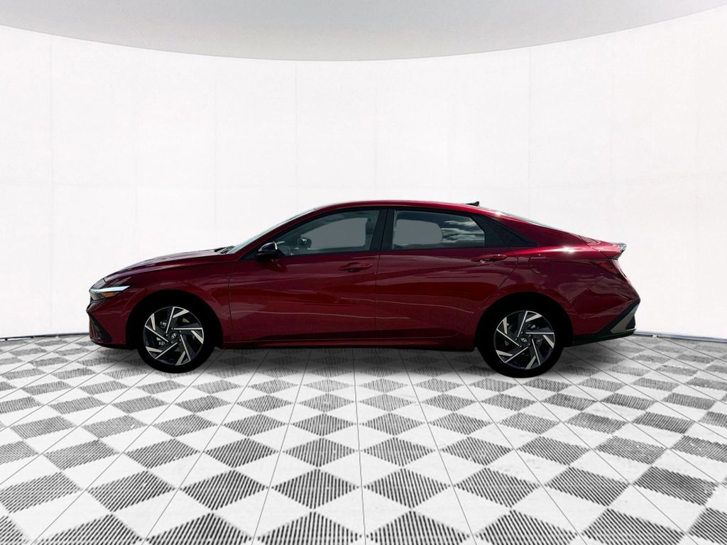 2025 Hyundai Elantra SEL Sport photo 3
