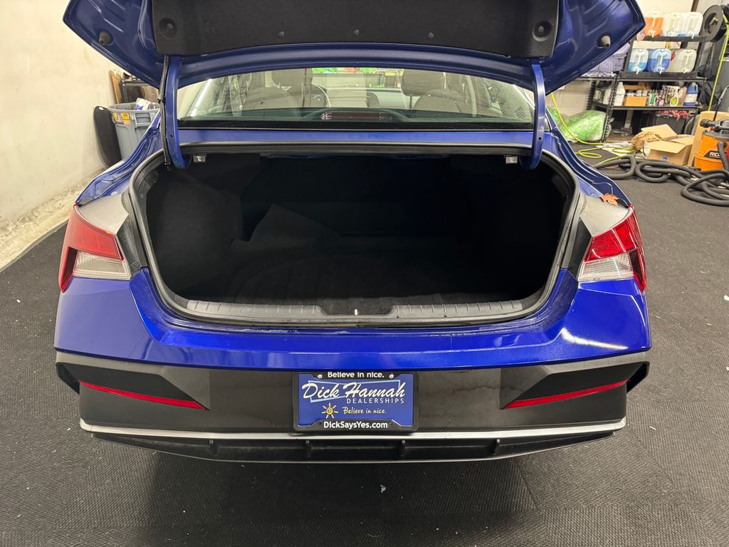 2024 Hyundai Elantra SEL photo 6