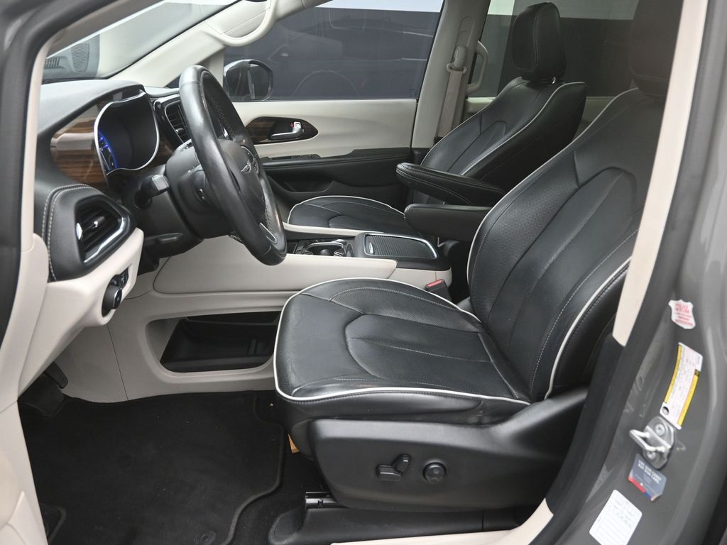 2022 Chrysler Pacifica Limited photo 17