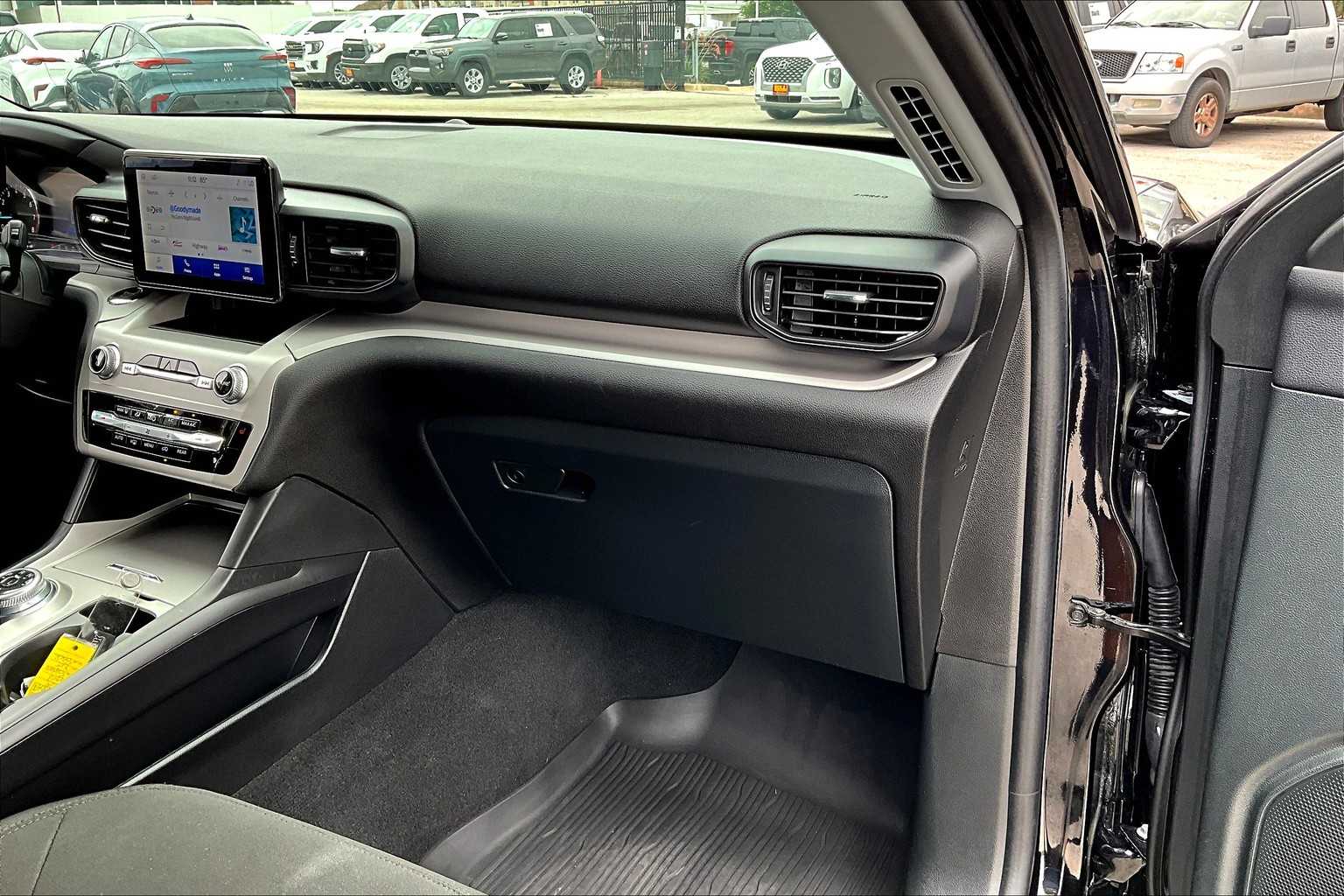 2024 Ford Explorer XLT photo 16