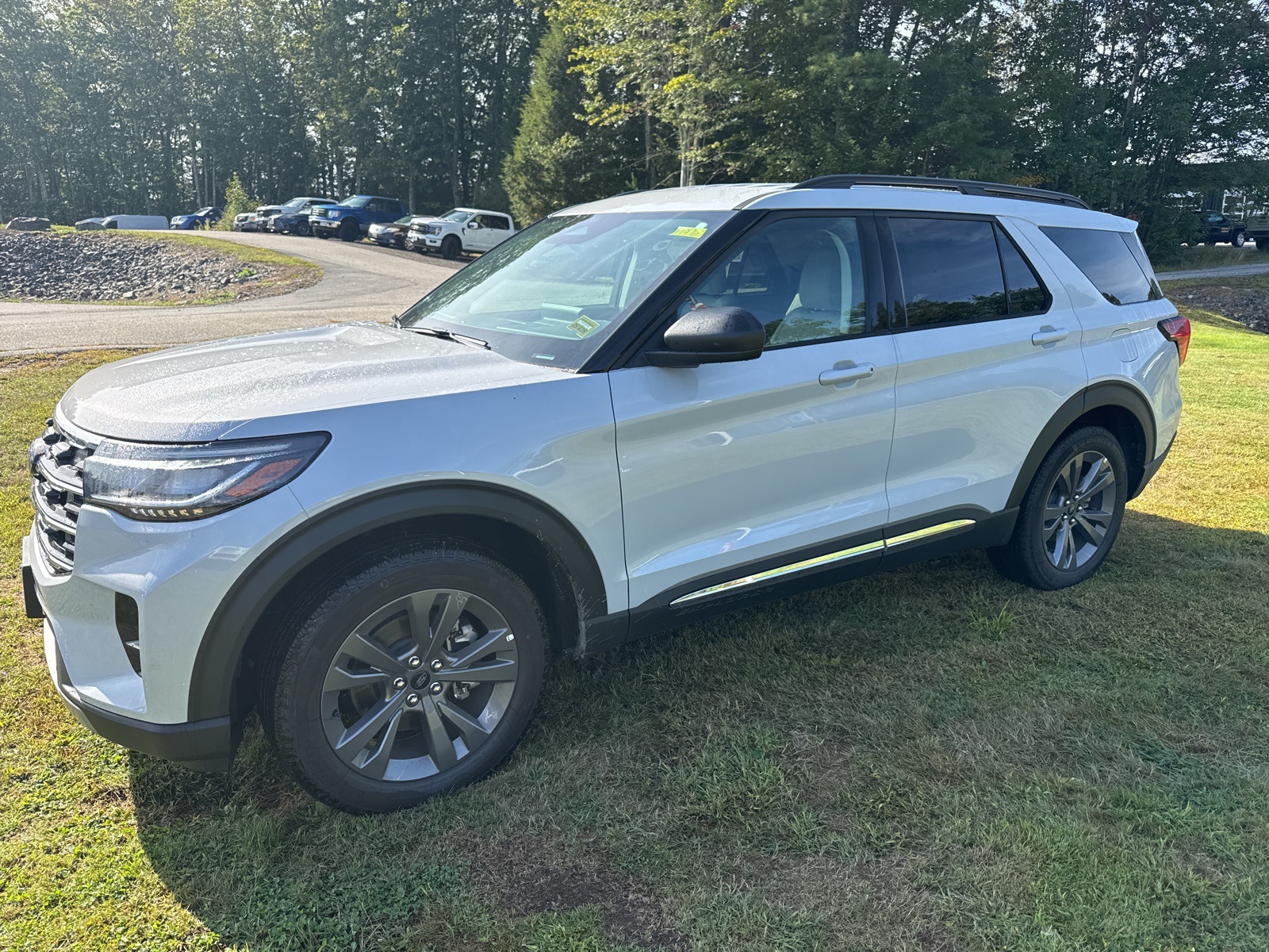 2025 Ford Explorer photo 3