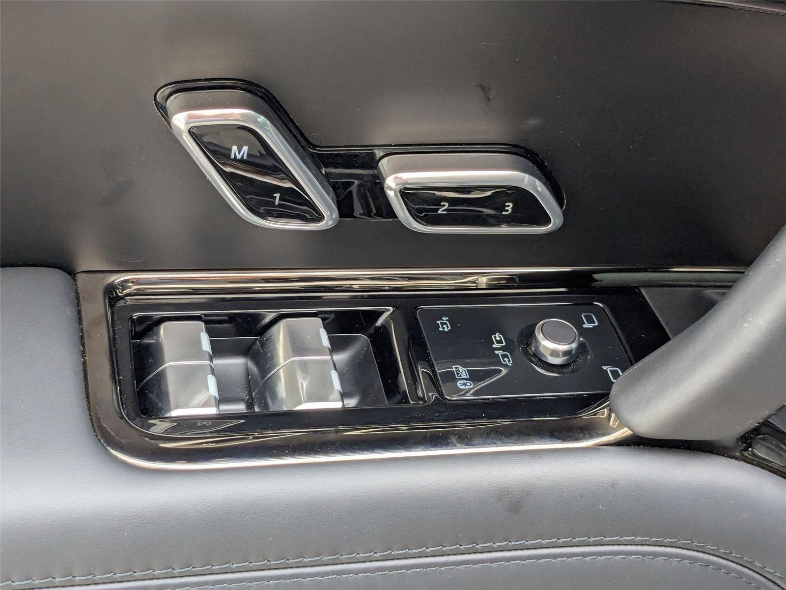 2024 Land Rover Range Rover SV photo 12