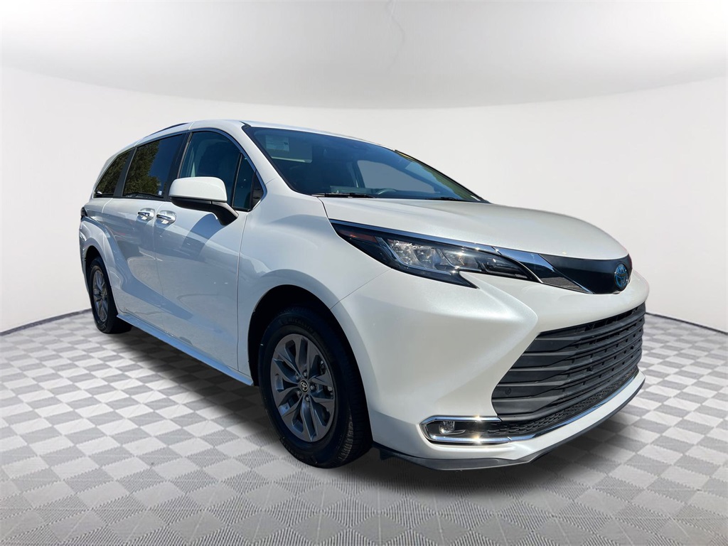 2022 Toyota Sienna XLE photo 3