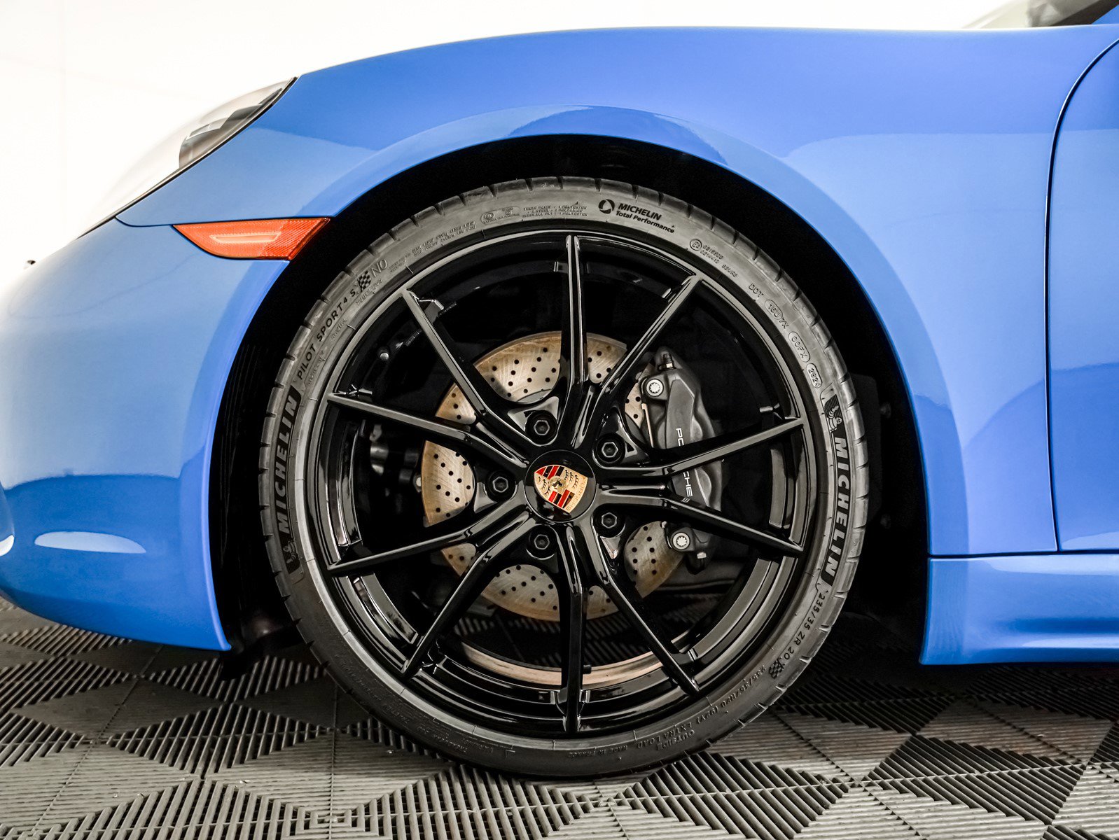 2025 Porsche Cayman photo 12