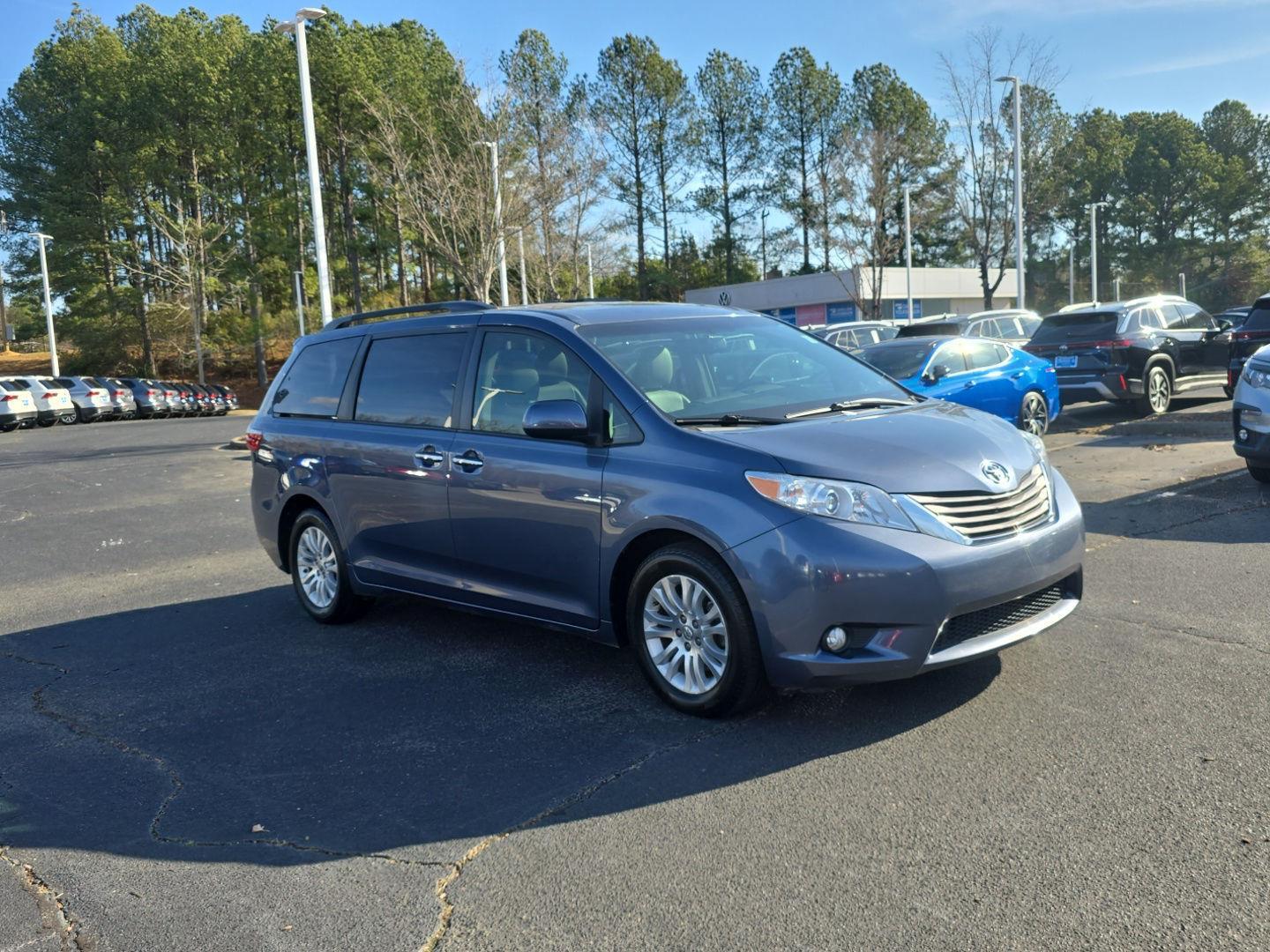 2015 Toyota Sienna XLE's photo