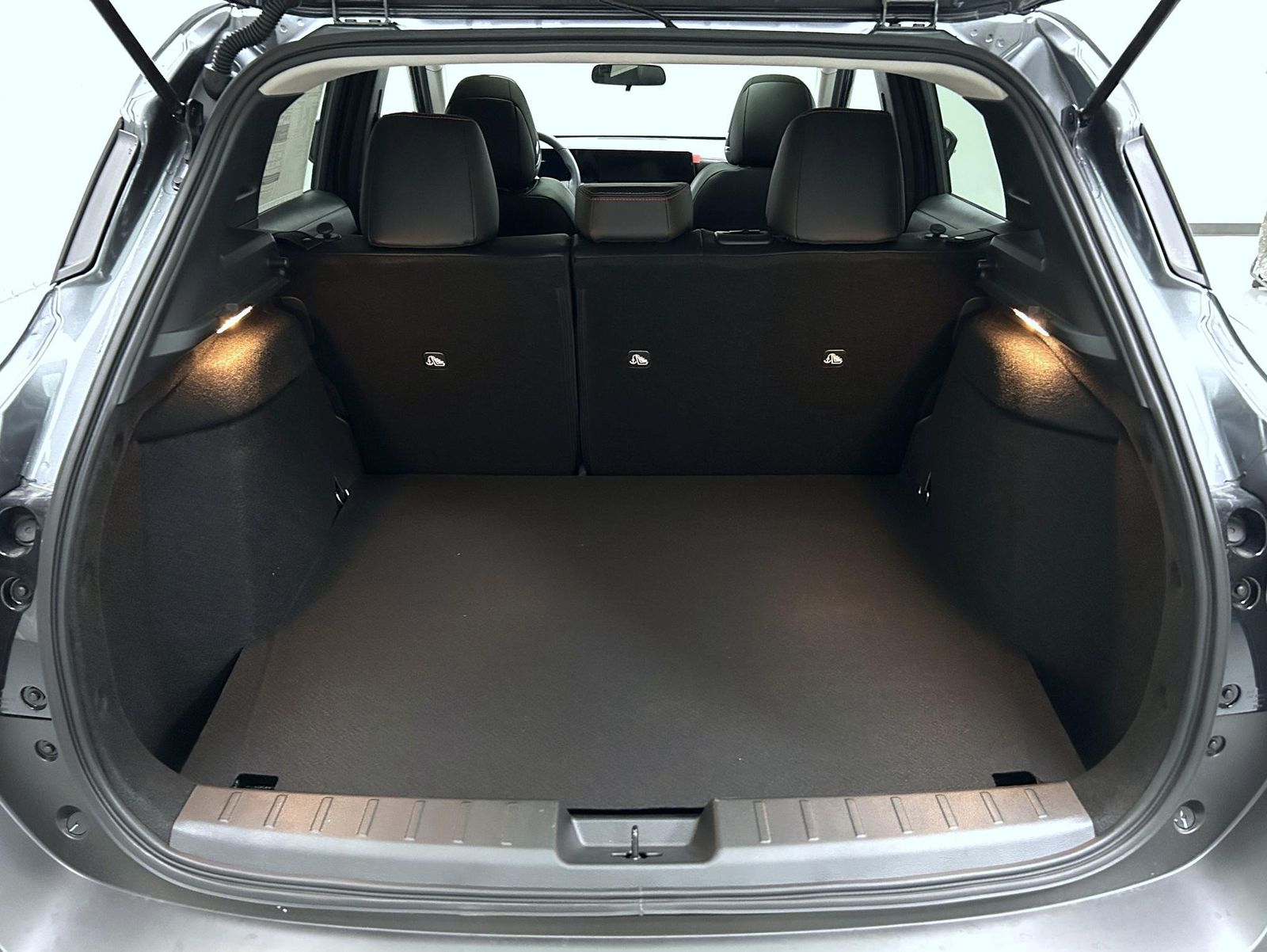 2025 Nissan Kicks SR photo 9