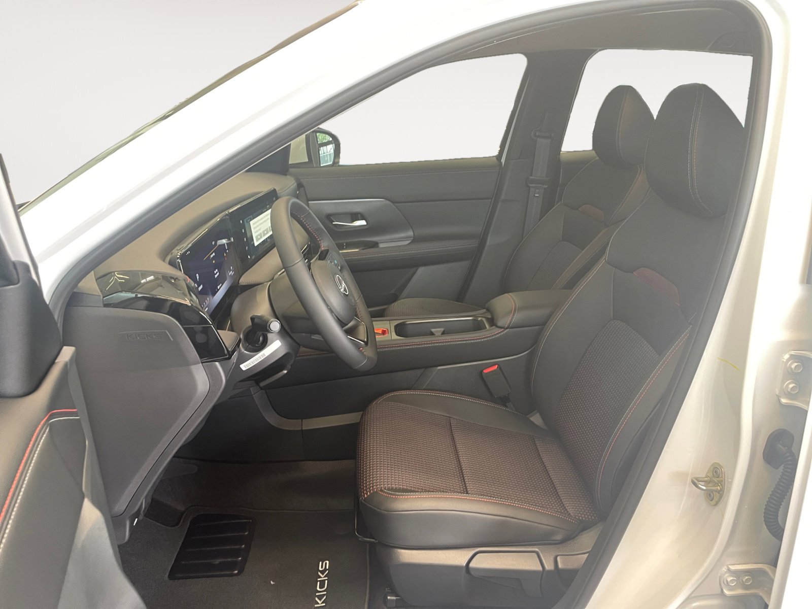 2025 Nissan Kicks SR photo 18