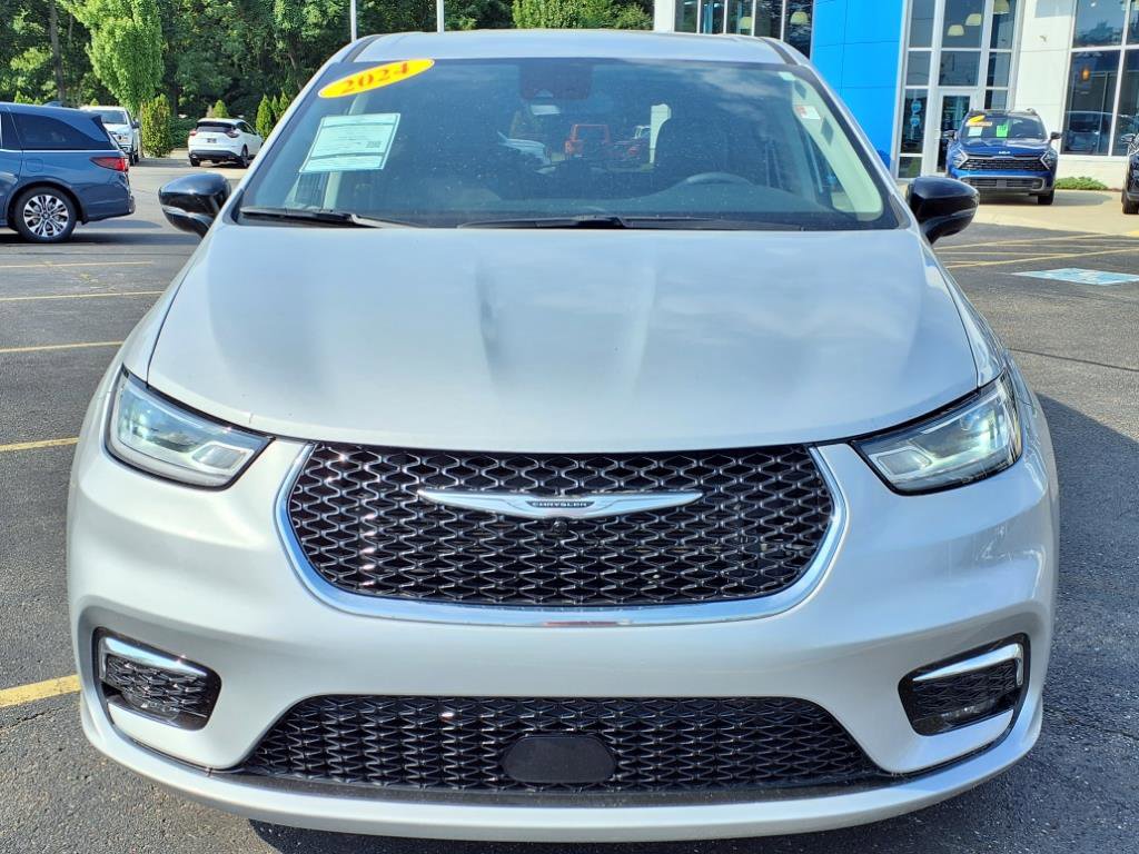 2024 Chrysler Pacifica Touring L photo 2
