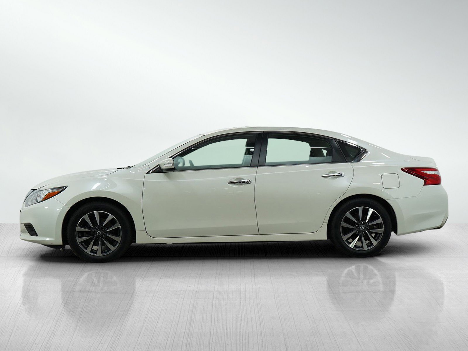 Used 2017 Nissan Altima SL with VIN 1N4AL3AP3HC213033 for sale in Burnsville, Minnesota