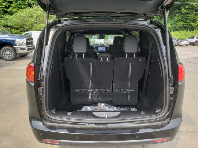 2025 Chrysler Voyager LX photo 12