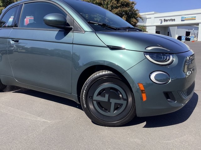 2025 Fiat 500e La Prima photo 2