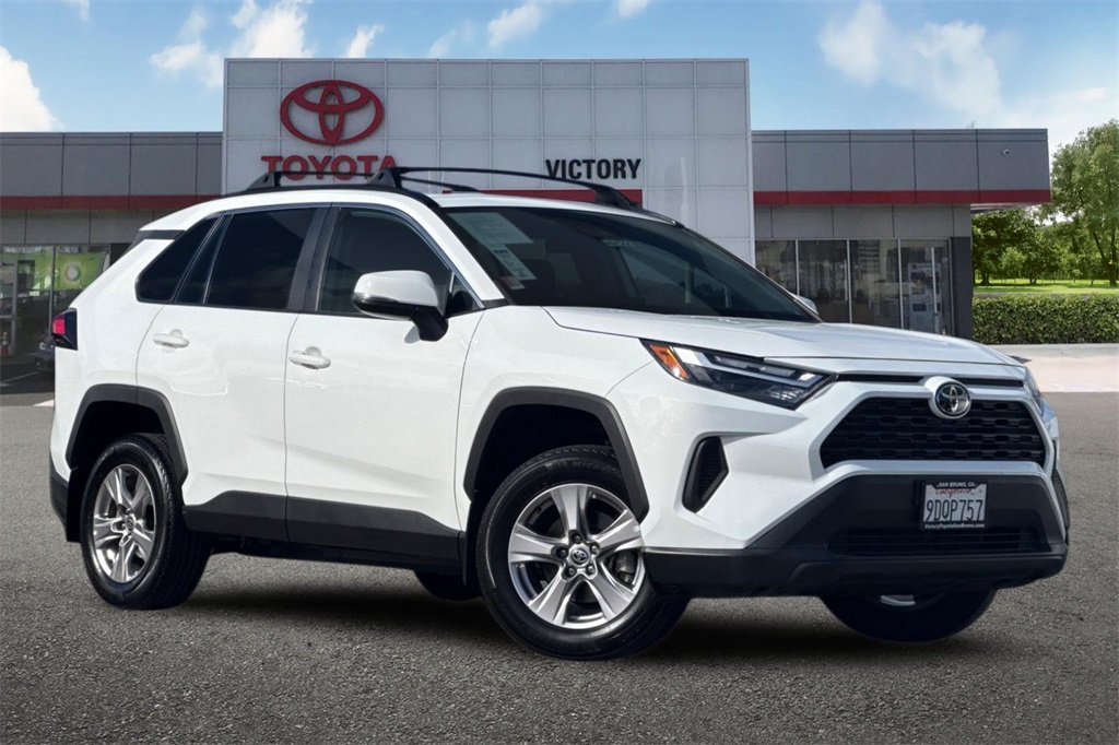 2023 Toyota RAV4 XLE photo 2