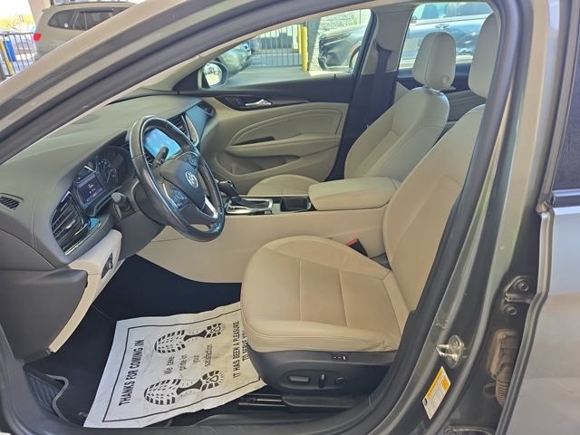 2019 Buick Regal Essence photo 3
