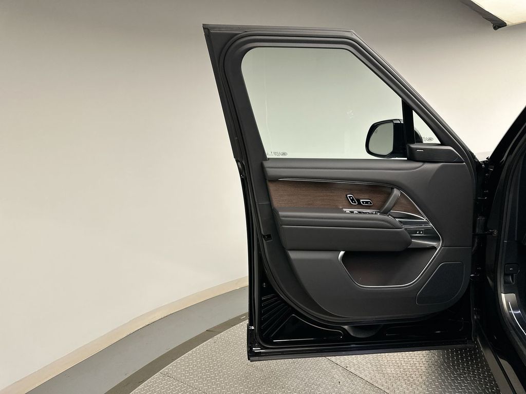 2025 Land Rover Range Rover SE photo 7