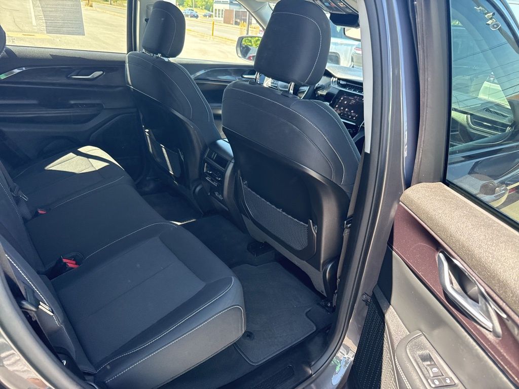 2023 Jeep Grand Cherokee Laredo photo 12