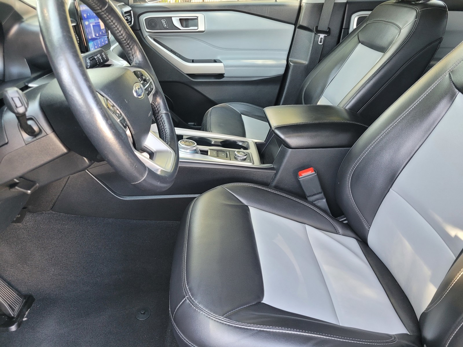 2023 Ford Explorer XLT photo 3